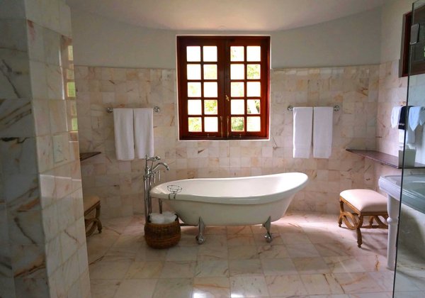 Comment optimiser une petite salle de bain pour y inclure une baignoire?